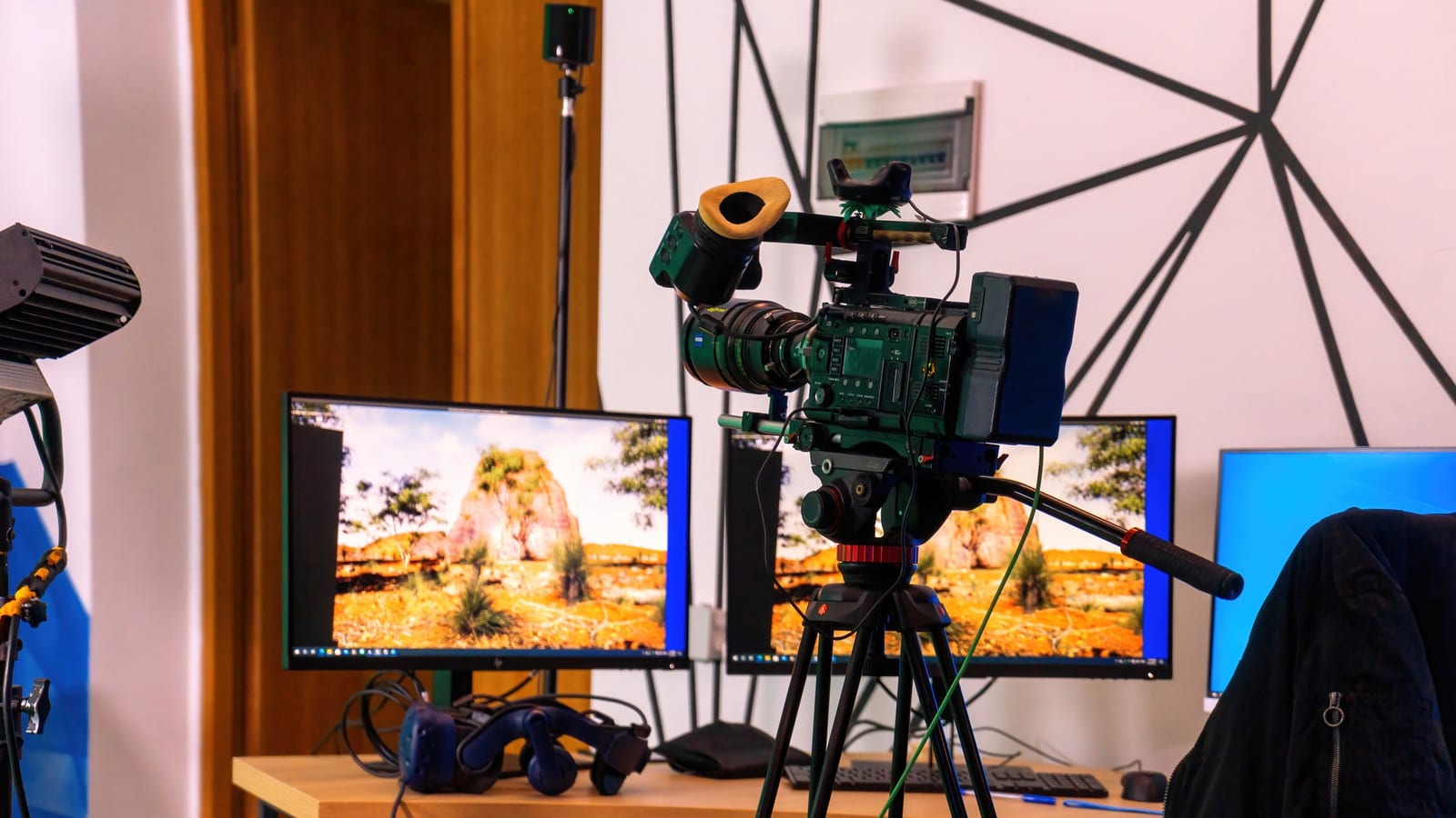 Câmera profissional com monitores em um estúdio de produção