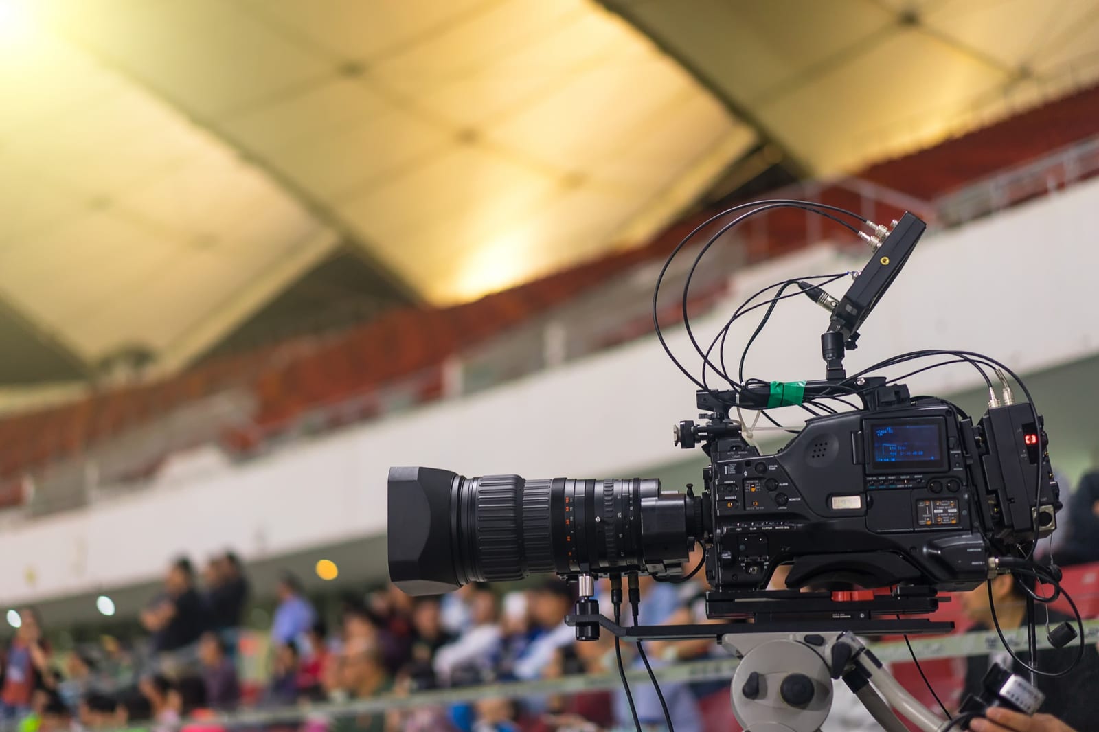 Câmera moderna posicionada em um estádio de futebol